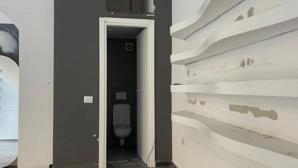 Tirane, jepet me qera dyqan Kati 0, 105 m² 1.700 € 