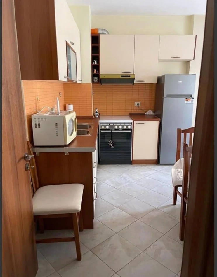 Tirane, jepet me qera apartament 1+1+Ballkon Kati 2, 55 m² 500 € (Rruga Haxhi Hysen Dalliu, prane Prokurorise ,prane Kmy)