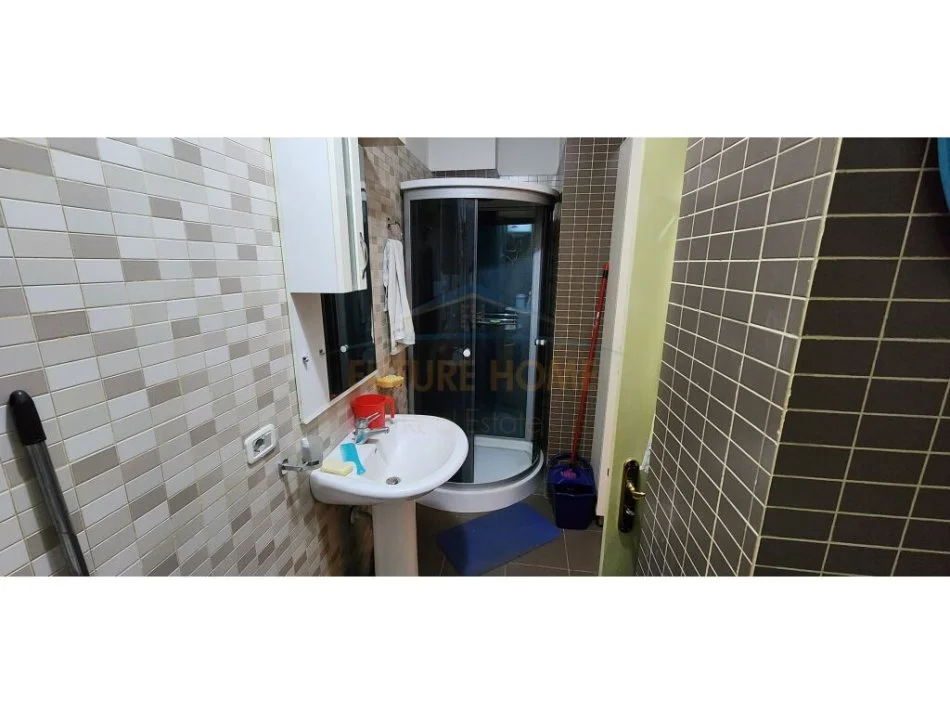 Tirane, jepet me qera apartament 2+1+Ballkon Kati 5, 106 m² 650 € (Komuna e Parisit)