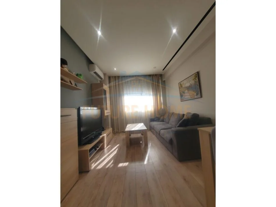 Tirane, jepet me qera apartament 1+1 Kati 1, 60 m² 400 € (Brryli)