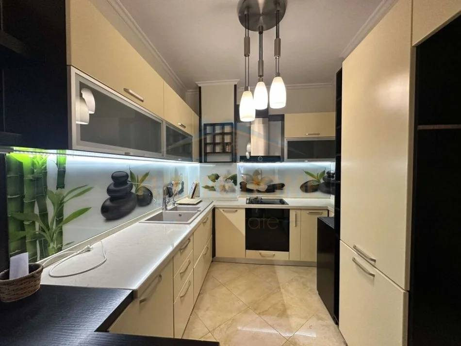 Tirane, jepet me qera apartament 2+1 Kati 3, 97 m² 500 € (UNAZA RE , ASTIR)