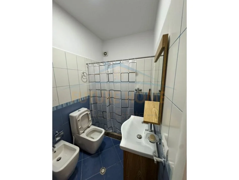 Tirane, jepet me qera apartament 1+1 Kati 4, 70 m² 450 € (Unaza e Re)