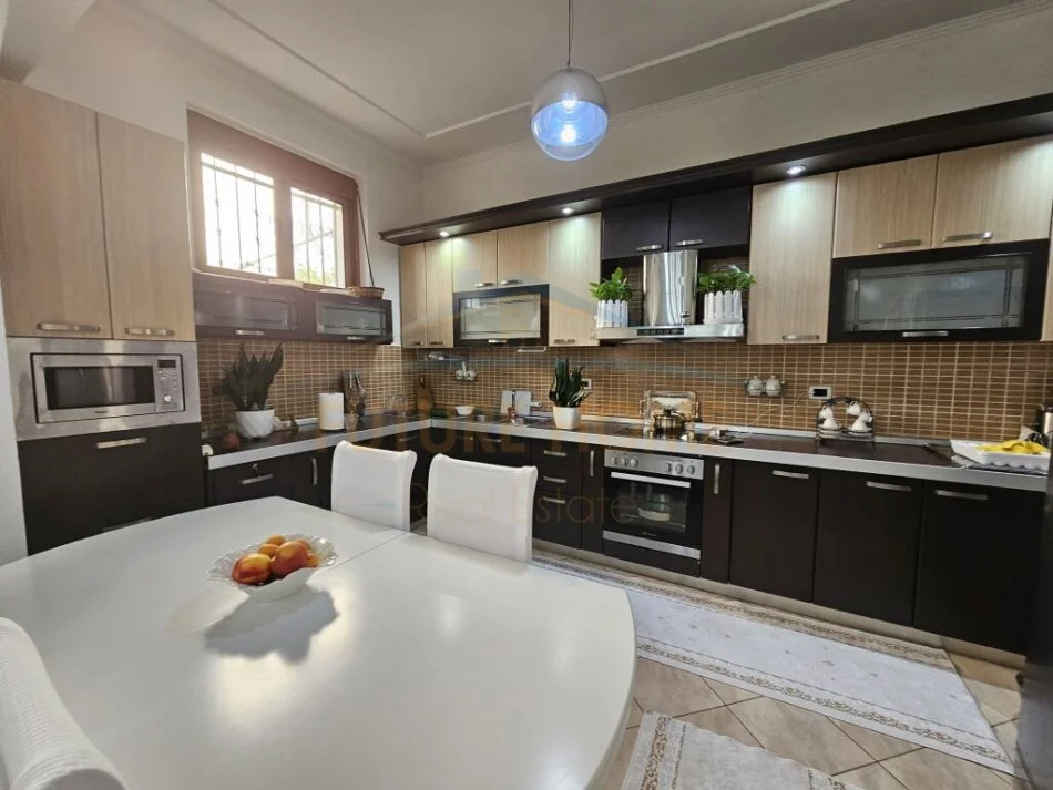 Durres, shitet apartament 3+1 Kati 0, 281 m² 150.000 € (Shkozet , Durres)