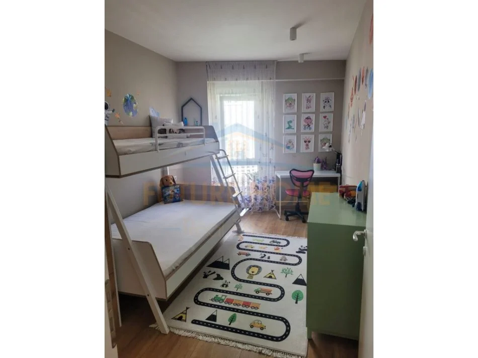 Tirane, jepet me qera apartament 2+1+Ballkon Kati 5, 93 m² 750 € (Ish Parku)