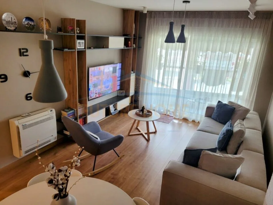 Tirane, jepet me qera apartament 2+1+Ballkon Kati 5, 93 m² 750 € (Ish Parku)