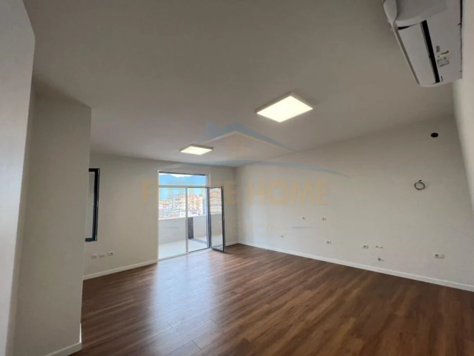 Tirane, jepet me qera ambjent biznesi Kati 6, 40 m² 1.000 € (Qender)