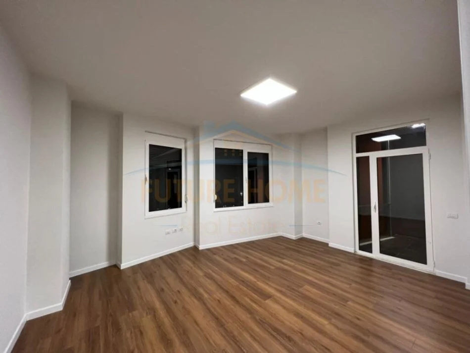 Tirane, jepet me qera ambjent biznesi Kati 6, 40 m² 1.000 € (Qender)