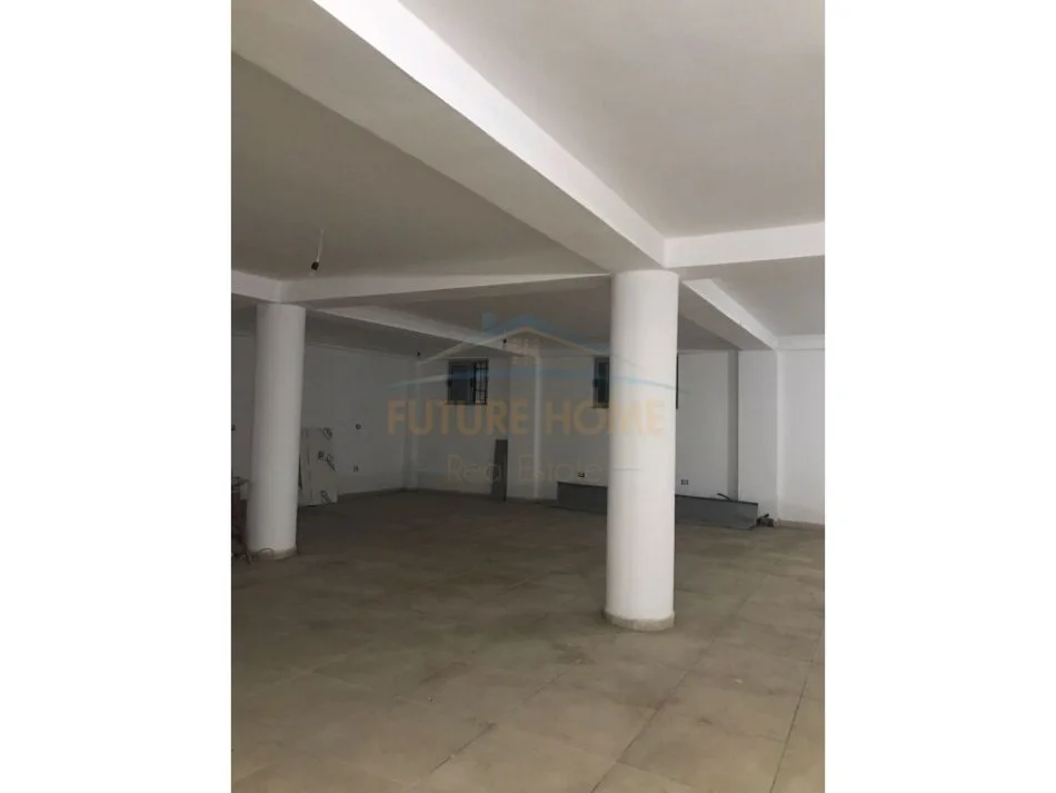 Tirane, jepet me qera magazine Kati -1, 284 m² 1.000 € (Laprake)