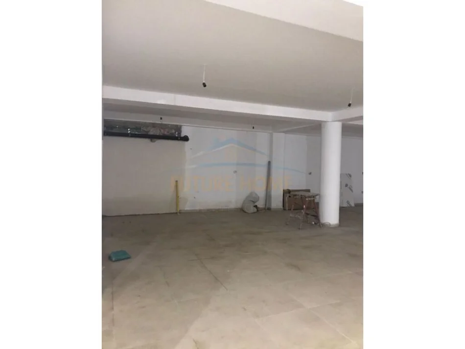 Tirane, jepet me qera magazine Kati -1, 284 m² 1.000 € (Laprake)