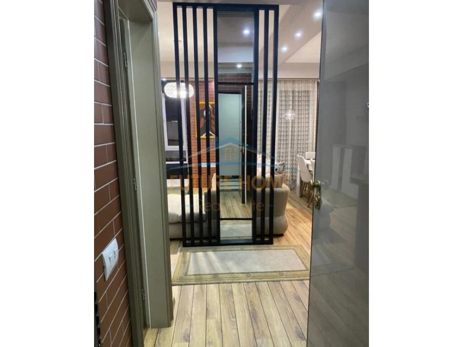 Tirane, jepet me qera apartament 1+1+Aneks+Ballkon Kati 8, 95 m² 1.200 € (MYSLYM SHYRI)