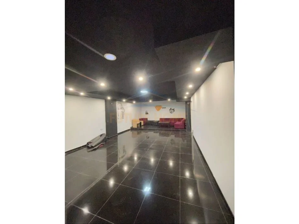 Tirane, jepet me qera ambjent biznesi Kati -1, 150 m² 800 € (Rruga 5-Maj)