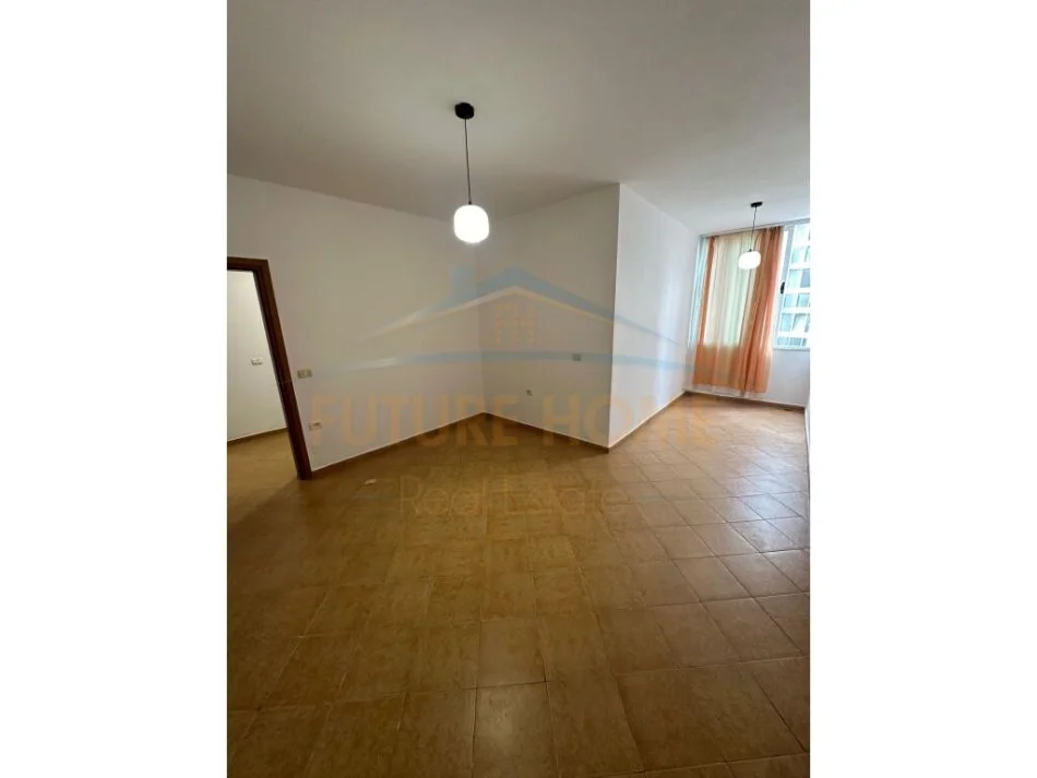 Tirane, jepet me qera apartament 2+1+Ballkon Kati 2, 115 m² 450 € (Don Bosco)