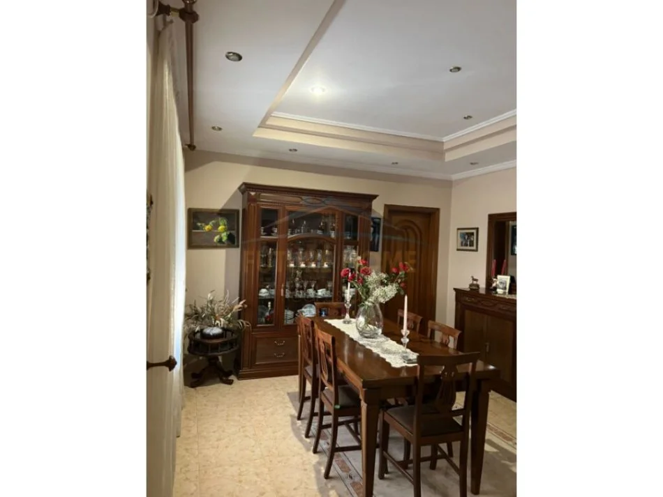 Tirane, jepet me qera apartament 2+1 Kati 3, 143 m² 600 € (XHAMLLIK)