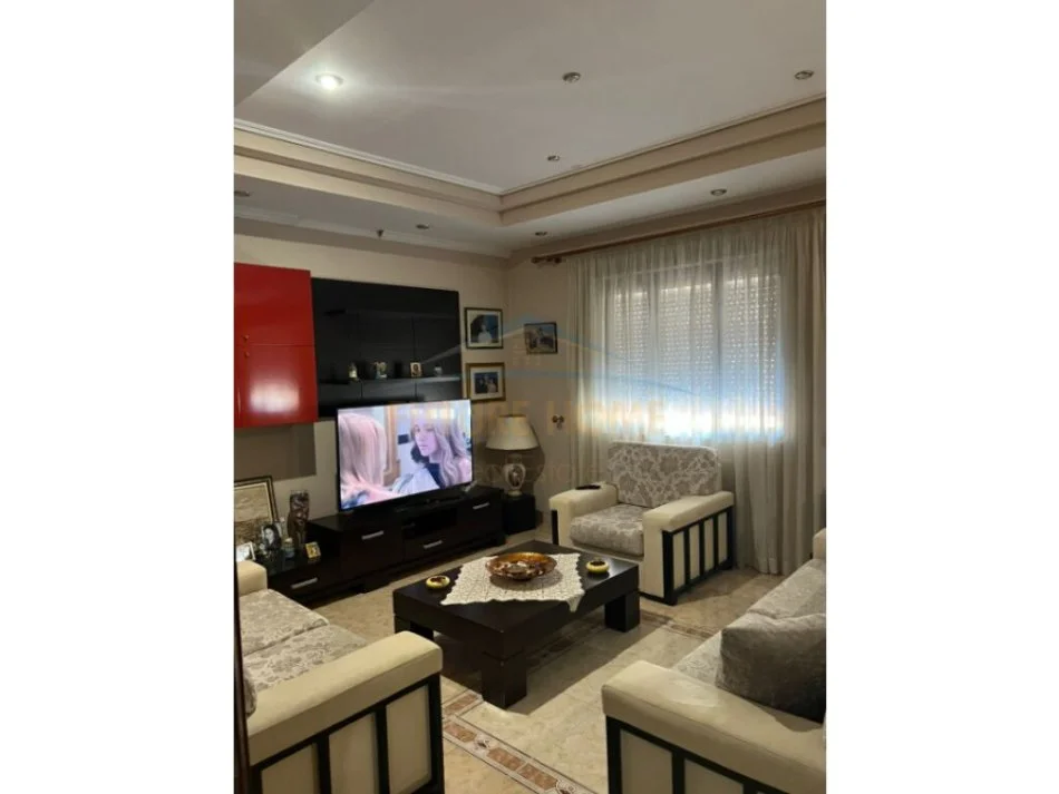 Tirane, jepet me qera apartament 2+1 Kati 3, 143 m² 600 € (XHAMLLIK)