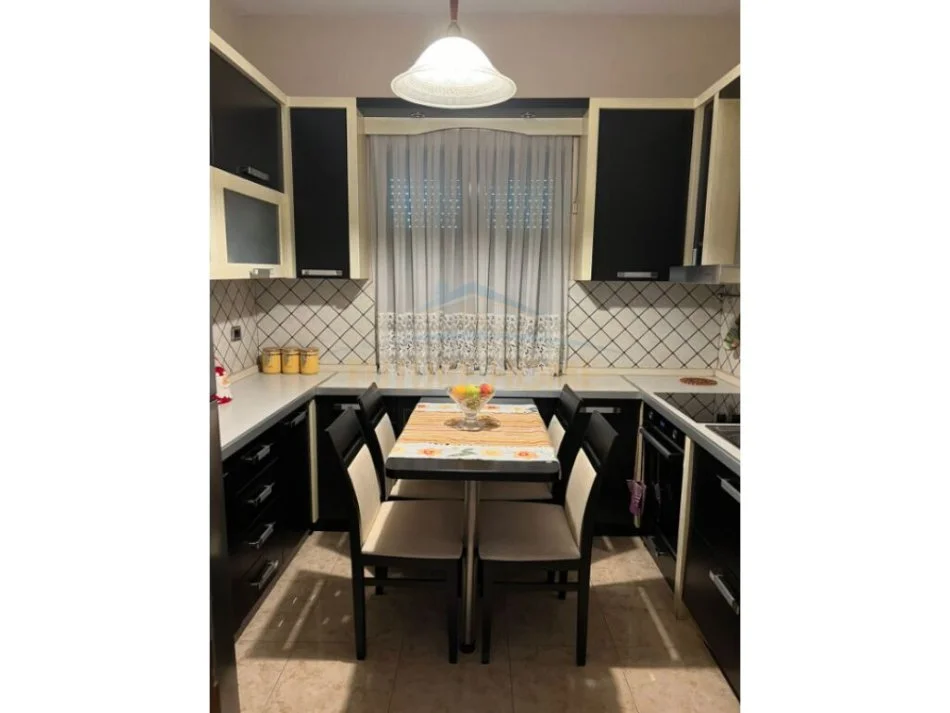Tirane, jepet me qera apartament 2+1 Kati 3, 143 m² 600 € (XHAMLLIK)