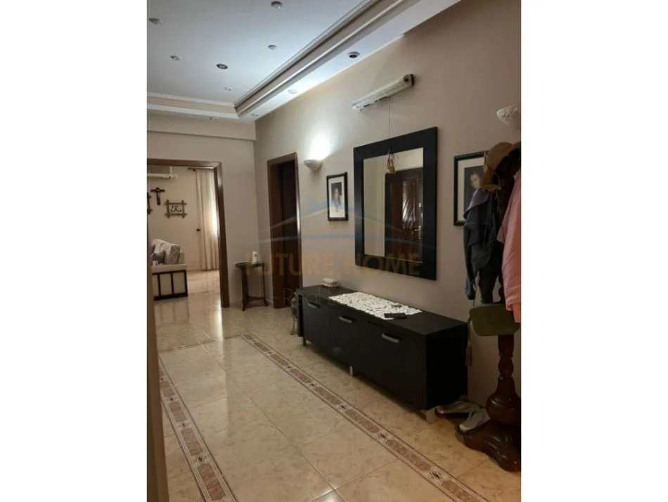 Tirane, jepet me qera apartament 2+1 Kati 3, 143 m² 600 € (XHAMLLIK)