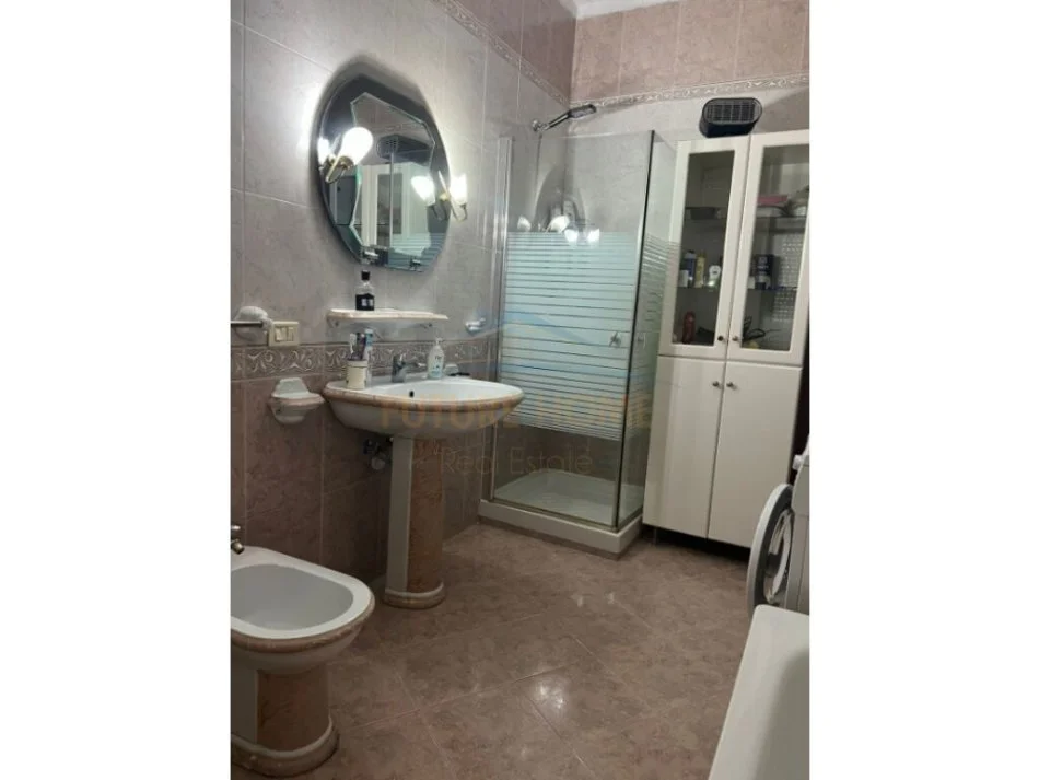 Tirane, jepet me qera apartament 2+1 Kati 3, 143 m² 600 € (XHAMLLIK)