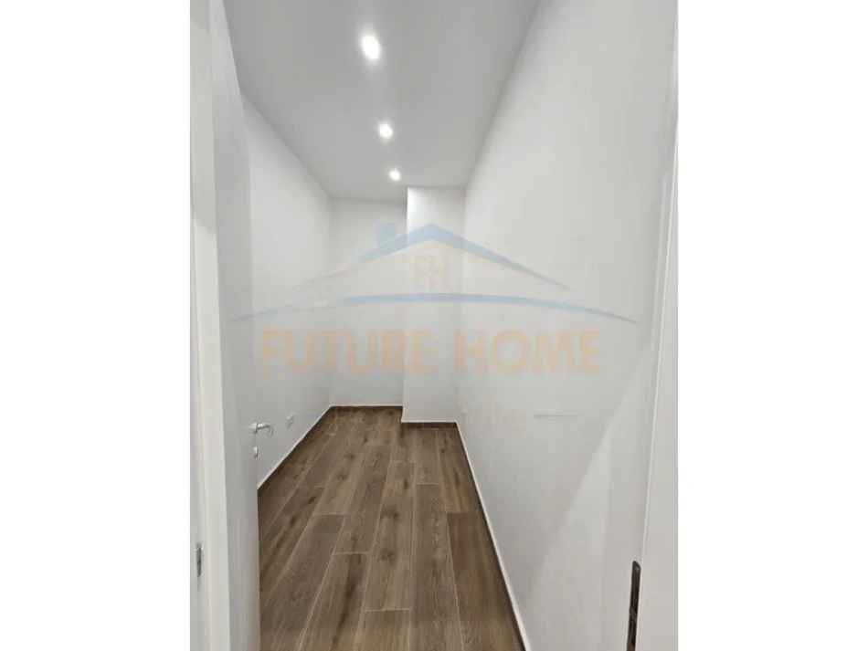 Tirane, jepet me qera zyre Kati 9, 116 m² 1.500 € (Rruga e Kavajes)