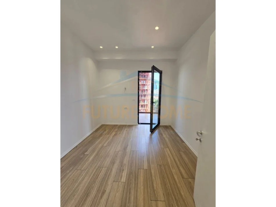 Tirane, jepet me qera zyre Kati 9, 116 m² 1.500 € (Rruga e Kavajes)