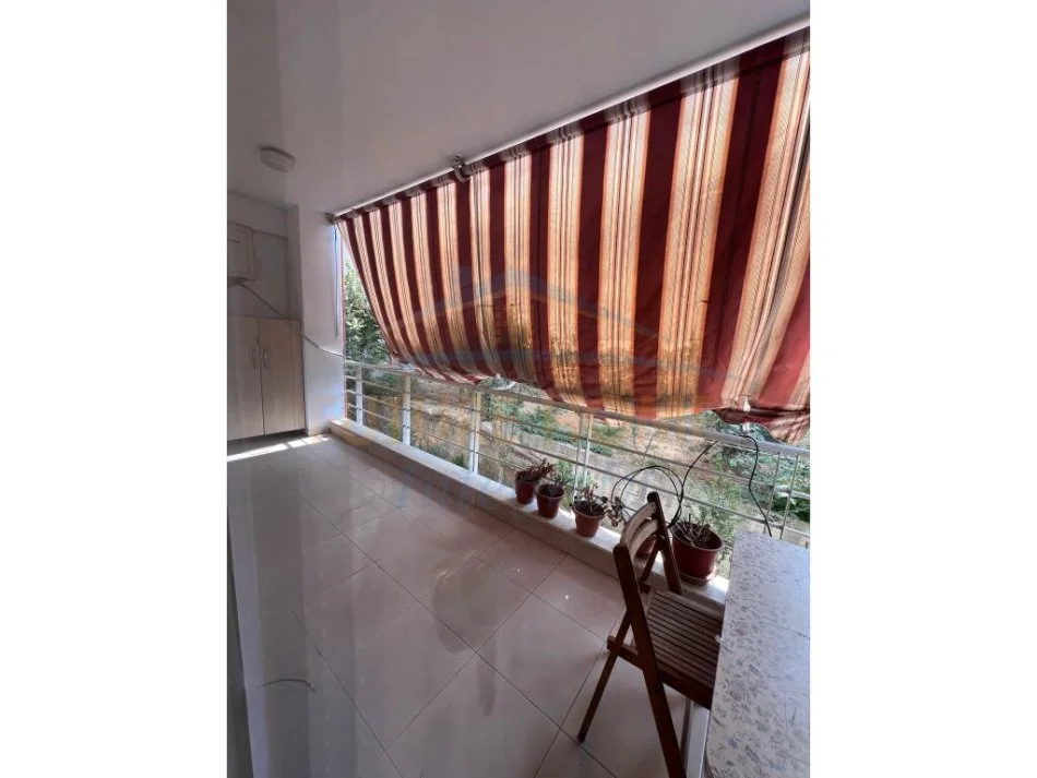 Tirane, jepet me qera apartament 2+1 Kati 1, 110 m² 400 € (FRESK RRUGA SHEFQET KUKA)