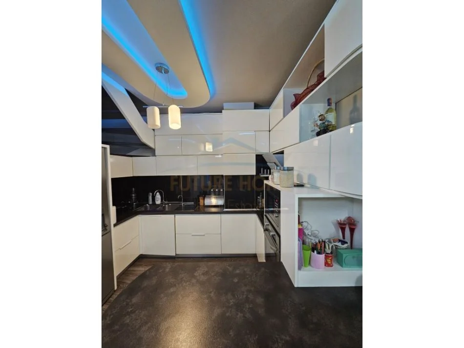 Tirane, shitet apartament duplex 3+1+Aneks+Ballkon Kati 3, 122 m² 200.000 € (Unaza e Re)