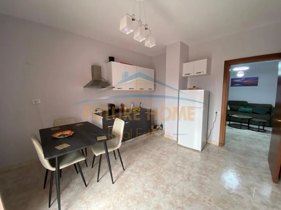 Tirane, jepet me qera apartament 2+1+Ballkon Kati 4, 109 m² 1.000 € (Blloku)