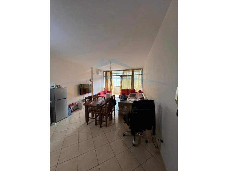 Tirane, jepet me qera apartament 1+1 Kati 3, 78 m² 450 € (RRUGA E KAVAJES)