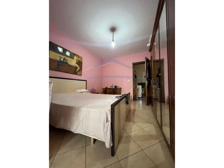 Tirane, jepet me qera apartament 1+1 Kati 3, 78 m² 450 € (Rruga e Kavajes)