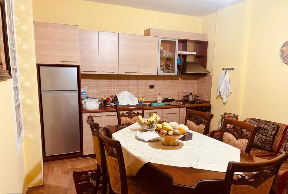 Tirane, jepet me qera apartament 2+1+Ballkon Kati 2, 105 m² 390 € (rruga Jordan Misja)