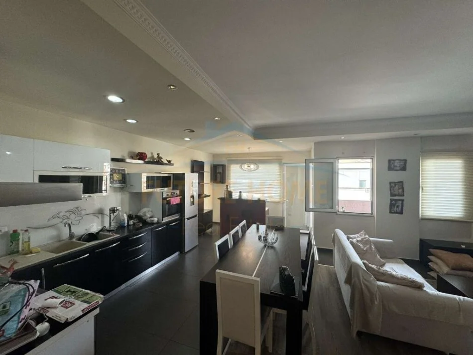 Tirane, jepet me qera apartament 3+1 Kati 5, 138 m² 600 € (KODRA E DIELLIT)