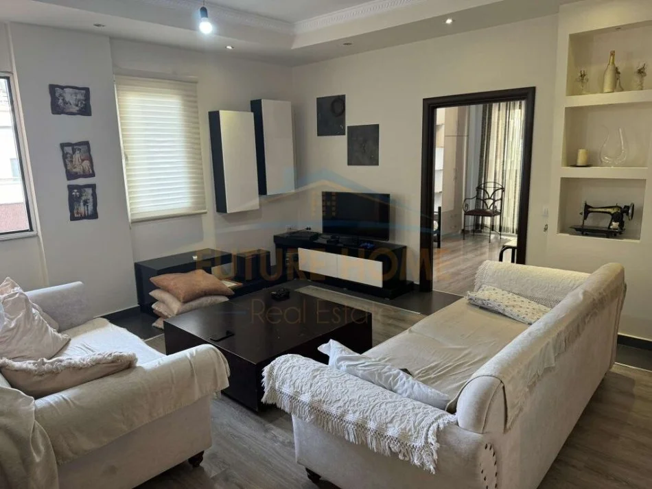 Tirane, jepet me qera apartament 3+1 Kati 5, 138 m² 600 € (KODRA E DIELLIT)