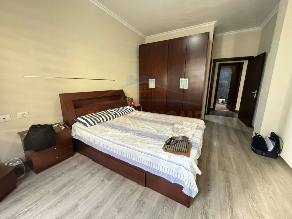 Tirane, jepet me qera apartament 3+1 Kati 5, 138 m² 600 € (KODRA E DIELLIT)