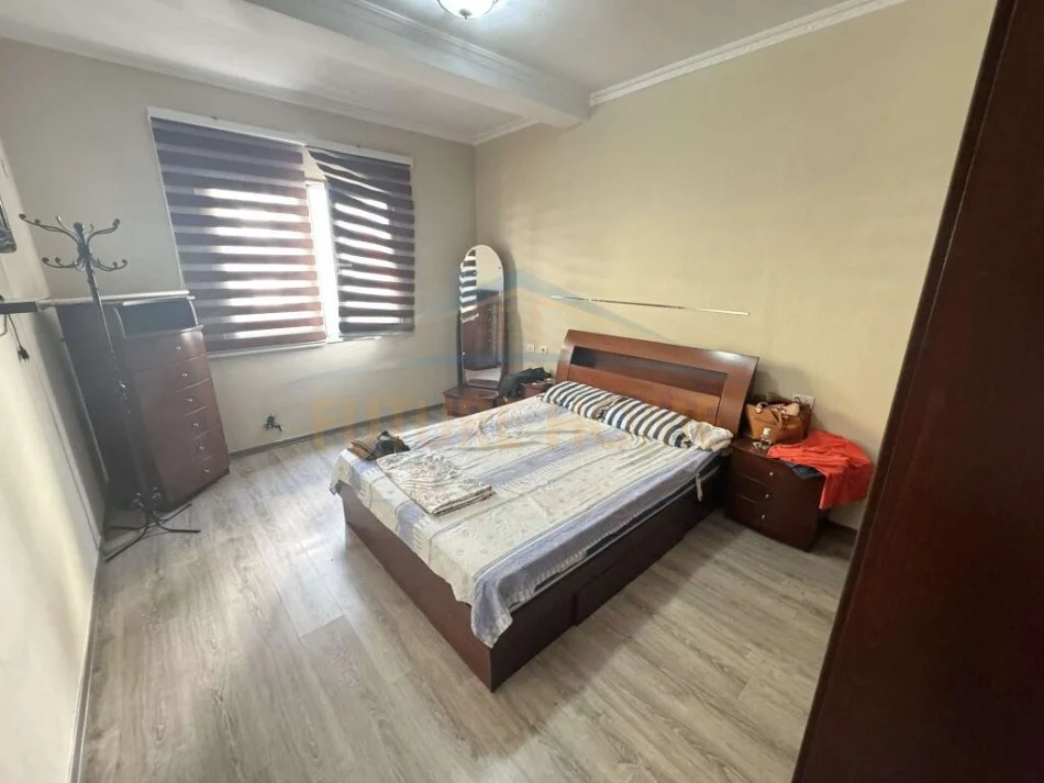 Tirane, jepet me qera apartament 3+1 Kati 5, 138 m² 600 € (KODRA E DIELLIT)