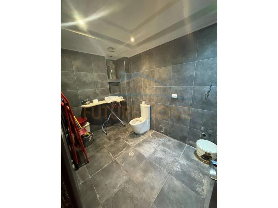 Tirane, jepet me qera apartament 3+1 Kati 5, 138 m² 600 € (KODRA E DIELLIT)