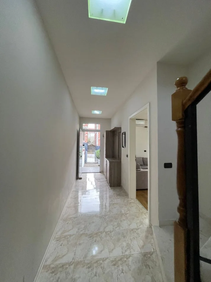Tirane, jepet me qera shtepi 2 Katshe Kati 2, 300 m² 2.000 € (Rruga e vilave)