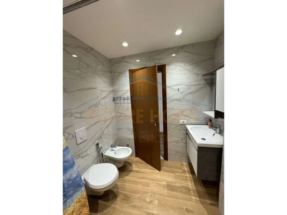 Tirane, jepet me qera apartament 2+1 Kati 8, 120 m² 700 € (ZOGU I ZI)