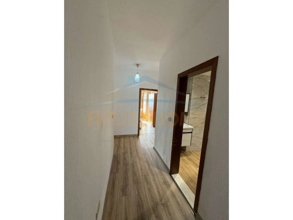 Tirane, jepet me qera apartament 2+1 Kati 8, 120 m² 700 € (ZOGU I ZI)