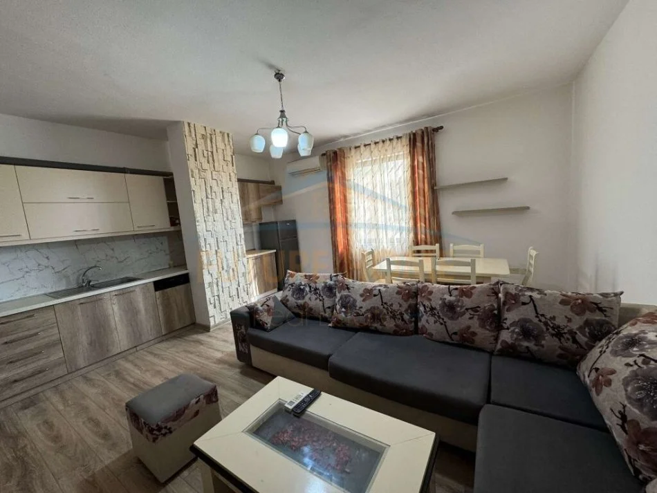 Tirane, jepet me qera apartament 2+1 Kati 8, 120 m² 700 € (ZOGU I ZI)