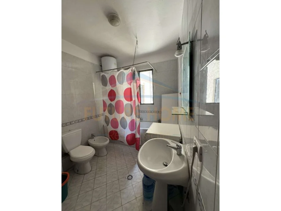 Tirane, jepet me qera apartament 2+1 Kati 8, 120 m² 700 € (ZOGU I ZI)