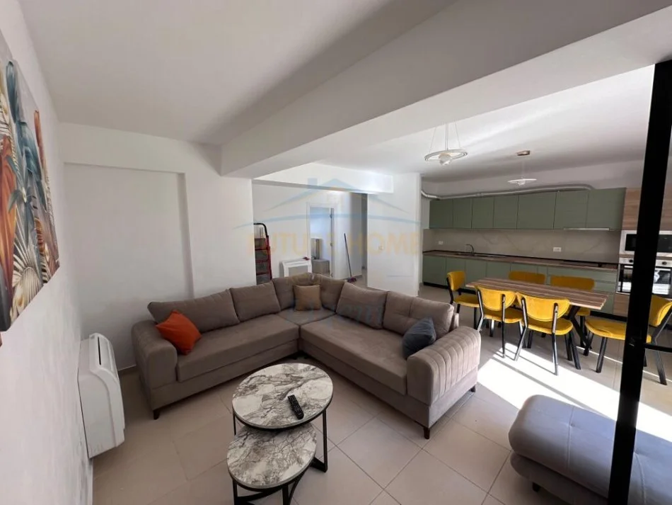 Tirane, jepet me qera apartament 3+1+Ballkon Kati 4, 150 m² 750 € (Kodra e Diellit)