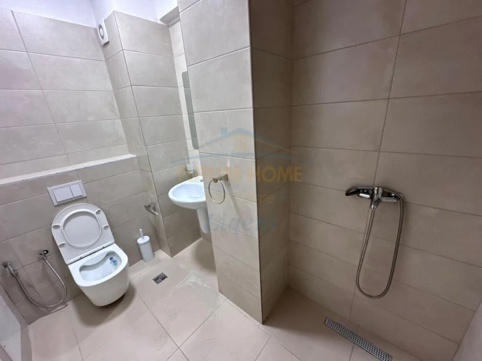 Tirane, jepet me qera apartament 3+1+Ballkon Kati 4, 150 m² 750 € (Kodra e Diellit)