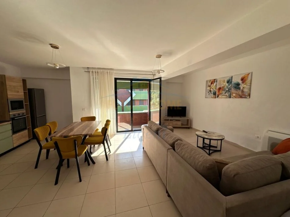 Tirane, jepet me qera apartament 3+1+Ballkon Kati 4, 150 m² 750 € (Kodra e Diellit)