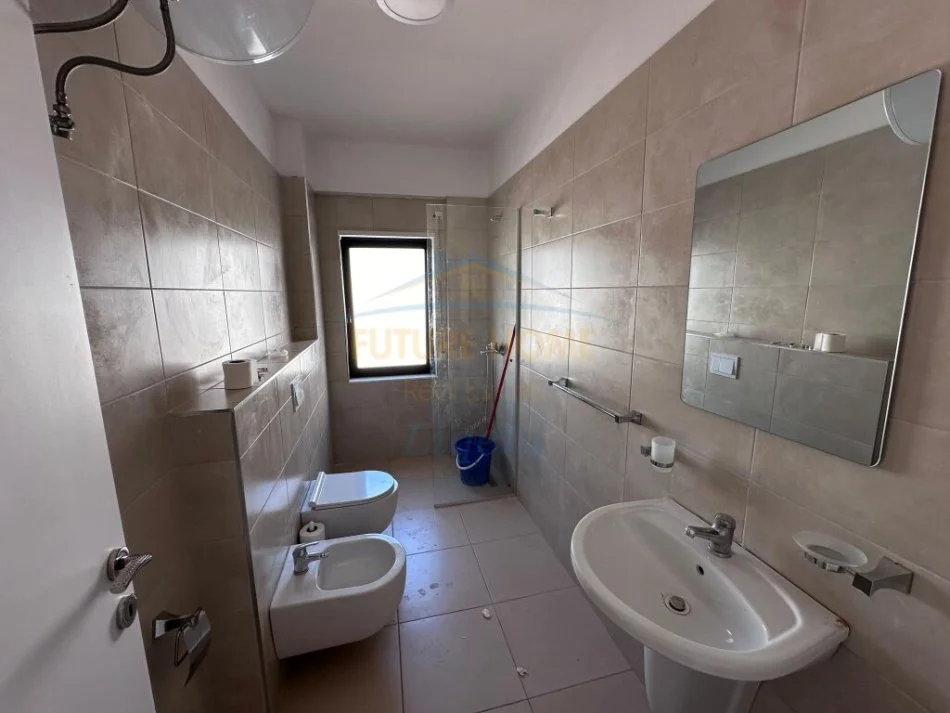 Tirane, jepet me qera apartament 3+1+Ballkon Kati 4, 150 m² 750 € (Kodra e Diellit)