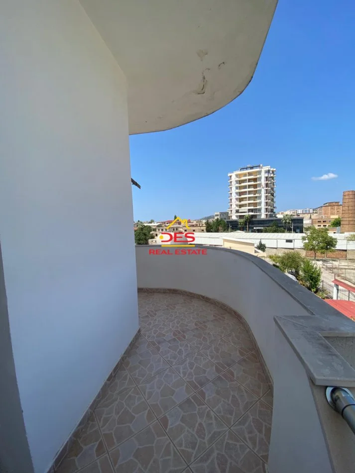 Vlore, jepet me qera Vile 2+1+Ballkon Kati 4, 180 m² 400 € (Rruga Enver Jaho)