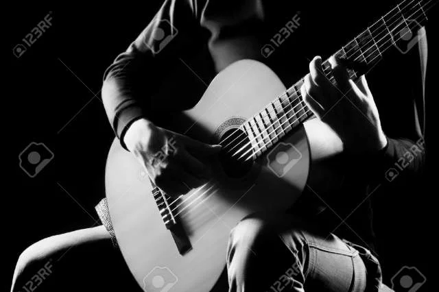 Tirane, ofroj kurse per kitare klasike----2.000 leke seanca!!!----