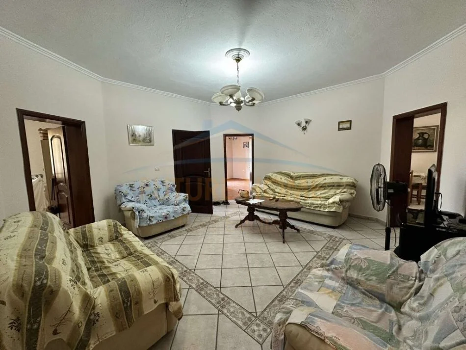 Tirane, jepet me qera apartament 2+1+Ballkon Kati 2, 180 m² 450 € (Unaza e Re)