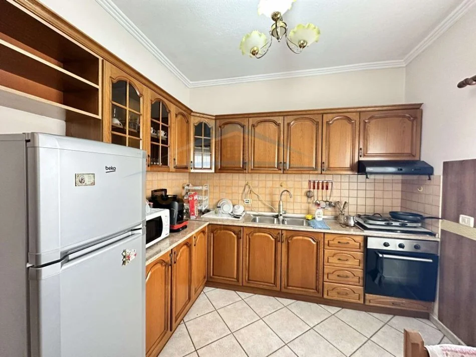 Tirane, jepet me qera apartament 2+1+Ballkon Kati 2, 180 m² 450 € (Unaza e Re)