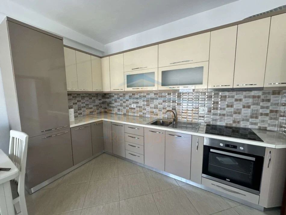 SHITET APARTAMENT 2+1 UNAZA RE