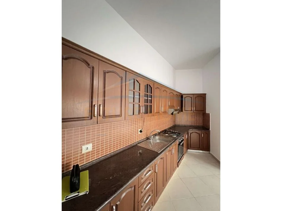 Tirane, shitet apartament 2+1+Ballkon Kati 7, 117 m² 280.000 € (Qender)