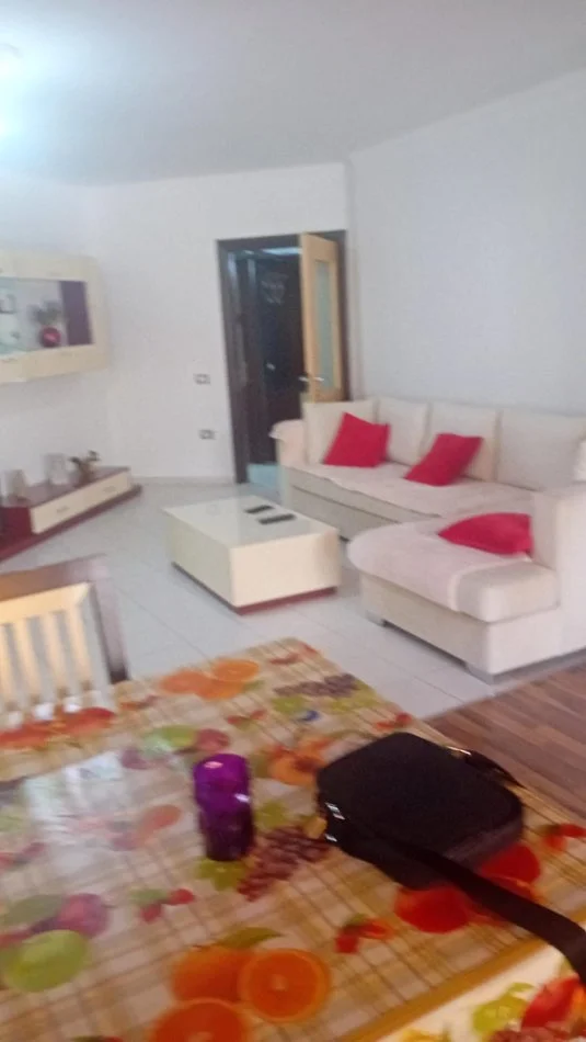 Tirane, jepet me qera apartament 2+1+Ballkon Kati 2, 160 m² 500 € (Yzberisht prane Big Market Bulevard)